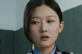 “辣眼睛”的女警扮相又来了，披头散发、高跟鞋追逃犯，真雷人图片