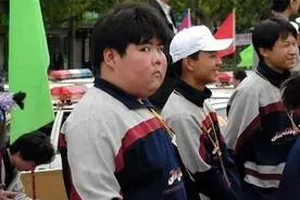 19年前，因一张照片走红网络的中学生小胖，后来的经历超乎你想象图片