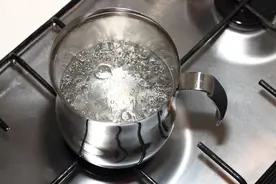 白开水放凉后堪比“慢性毒药”？常喝65℃的水会致癌？告诉你真相图片