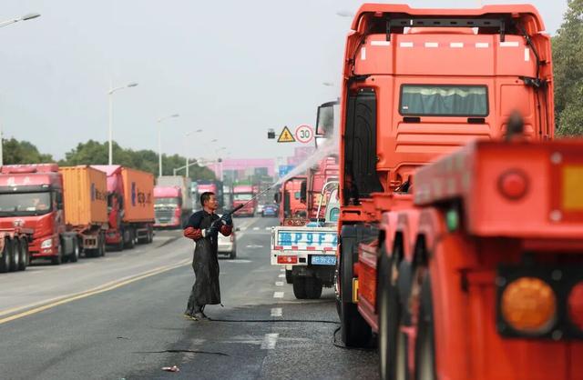 与危险品24小时相伴，一对农村夫妻的漂泊高薪路