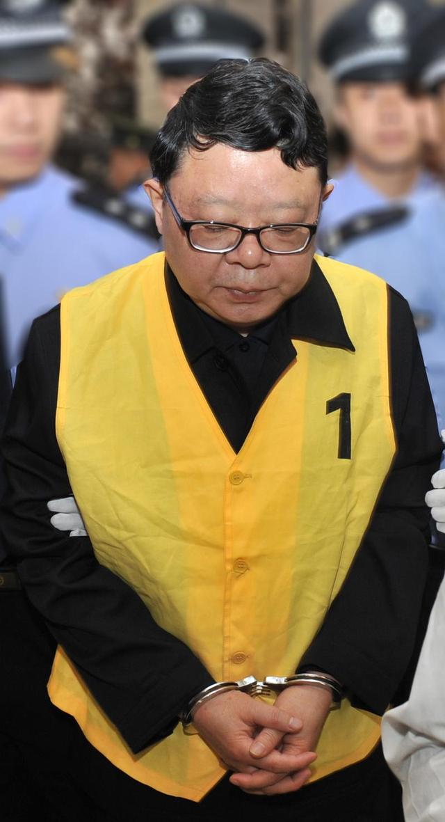 重庆文强谁扳倒的,重庆黑老大王平,文强通风报信,潜逃国外18年,执行