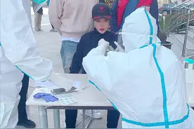 69岁刘晓庆做核酸检测狂卖萌，化浓妆开十级美颜，面容僵硬好吓人图片