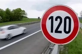 高速开车，为什么老司机会把时速控制在100左右？行内人给出答案图片