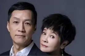 演员冯远征：不顾反对娶大8岁梁丹妮，丁克30年，如今他值得吗？图片