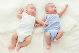 双胞胎真的长得一样吗，为什么会长得一模一样呢？图片