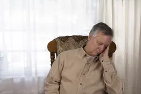 老年人经常嗜睡，别大意，或是这3种疾找上门了，需重视图片