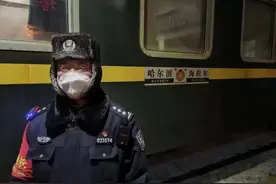 【万家团圆我在岗位】黑龙江齐齐哈尔铁路公安：奋战在北纬50°-53°，对抗零下40℃严寒图片