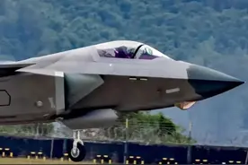 “升级版”J-20首飞？座舱盖压平、机背隆起：究竟是什么用途？图片