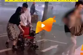 暖！男子雨中公主抱残疾大哥躲雨图片