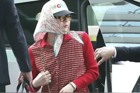 权志龙最新机场，红毛衣配花头巾，还挎个大黑包，像村里大娘图片