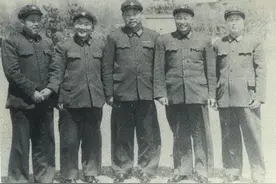 47年，农村老太来部队寻儿子，报出姓名后，发现她是司令员的母亲图片