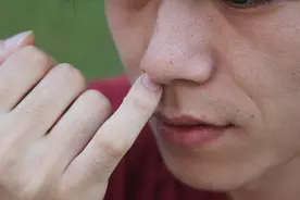 经常挖鼻孔的人，时间长了，可能会面临4个问题，医生和你聊聊图片