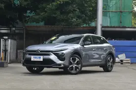 凡尔赛C5 X：不到15万！它与凯美瑞同级，大掀背贼能装图片