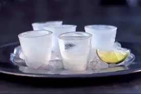 为什么没人喝冰镇白酒，白酒不能冰着喝吗？行家一语道出真相图片