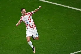 33岁的传奇！曾被曼联嫌弃太老，跟随拜仁拿3冠王，身披4号的前锋图片