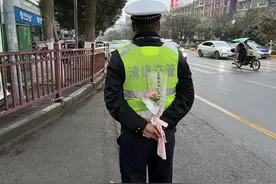 温馨！清镇交警：你守法，我送花图片