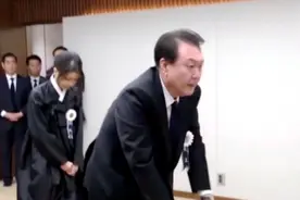 尹锡悦为父亲守灵，韩第一夫人穿黑色韩服出镜，低头默默无语图片