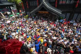 大批英国游客涌入我国，表面是来旅游，实则是来代购我们的白酒？图片