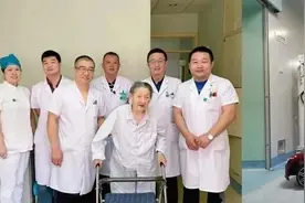 百岁老人治愈“死亡骨折”，宝宝开着“跑车”做手术… … 真 · 扶老携幼！图片