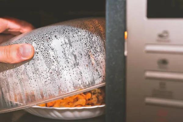 “塑料”到底能不能进微波炉?新研究:不存在真正的安全