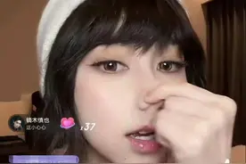 邓紫棋在直播时，为了回应网友对她整容的质疑，直接捏鼻子揉脸图片