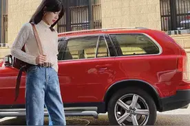 今年春天就流行穿“开叉牛仔裤”，清爽舒适又百搭，谁穿谁美图片