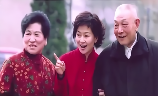 央视名主持鞠萍：难忘催泪的父爱母爱，在再婚中感受幸福