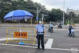 【抗疫一线】海南海口：“警察蓝”+“医护白”+“志愿红”一家三口齐心抗疫图片