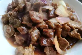 牛肋条肉最解馋的做法，黑胡椒牛肉粒，大火爆炒特别香图片