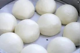 用开水烫面蒸馒头，老一辈祖传手艺，雪白松软不塌陷，越嚼越香甜图片