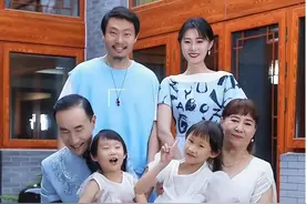 65岁巩汉林晒全家福引起全网争议:背景豪宅疑过亿,儿子留须太不孝图片