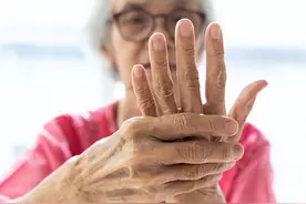 手指关节疼，是怎么回事儿？多半与这4种病因有关，早知早安心图片