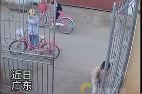 宝宝疑似独自在家站在家门口，网友：一个小小的举动，可能挽救了一个家庭。#暖心#感动图片