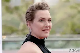 47岁凯特·温丝莱特在电影《李》中袒胸露胸，并不害怕裸体镜头图片