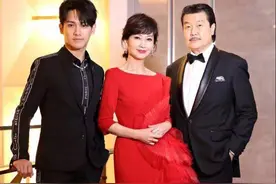 68岁赵雅芝的“不老秘籍”：与再婚丈夫恩爱37年出门必牵手！女人的脸藏着家庭的幸福指数图片