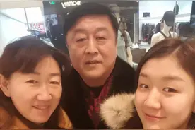看国乒队五朵金花全家福，孙颖莎妈妈最有气质，朱雨玲爸爸最有钱图片