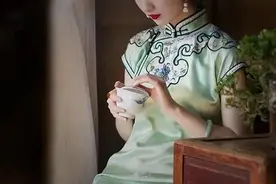 看镯识女人？三只手镯，见证女人的幸福一生图片