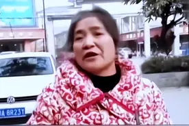 大妈取1100元养老金，却被银行命令立即归还，银行：多给了500图片