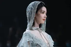 陈瑶亮相上海时装周，穿薄纱长裙登台走秀，宛如古典公主图片