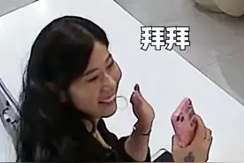 兵哥哥借用试衣间，穿军装走出一刻老板娘秒变花痴，前后表情亮了图片