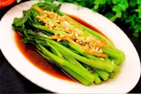 大厨教你广东最有名的白灼菜心，详细讲解熬白灼汁技巧，涨知识了图片