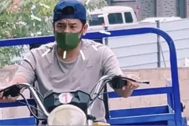 台湾歌手张震岳内地考驾照！眉头紧皱骑三轮车，打扮朴素似送水工图片