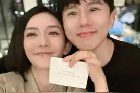 张杰谢娜同步发文纪念结婚13年，晒贴脸合照秀恩爱：结婚13年，相爱18年纪念日，爱的世界里，全都因为你图片