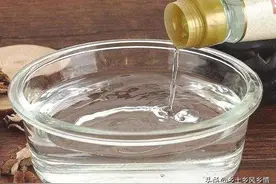 白醋1两兑多少水喷菜？季节、蔬菜品种决定浓度大小，千万别搞错图片