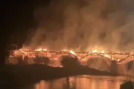 痛心！900年历史的万安桥被大火烧毁图片