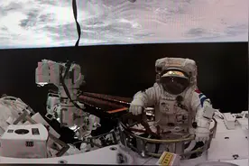 神舟十四号出舱画面震撼！但为何太空看不到星星，完全是黑的？图片