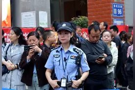 高考首日 贵阳考生冒雨赴考！图片