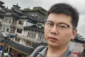 2004年，北京阿姨给小伙20元救急钱，18年后小伙来报恩，只还19元图片