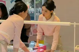 好利来女员工服装太短引质疑，网友辣评别多管闲事，大家看合适吗图片