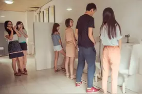 泰国人妖是如何上厕所的？是去男厕还是女厕？看完涨知识了！图片